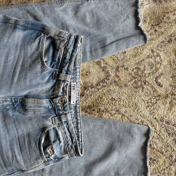 [28] ZARA Light Wash High-Waisted Jeans - Picture 5 of 9